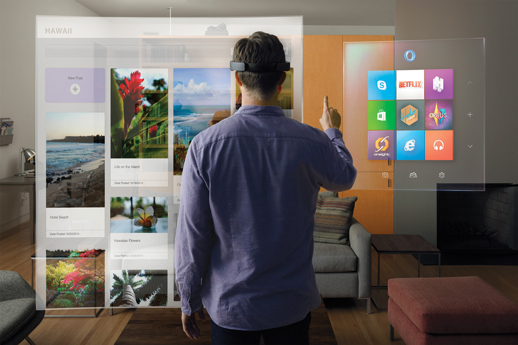 HoloLens Anwendungsbeispiel. Gezeigt ist ein Anwender, der mittels HoloLens per Fingergesten mit einem Webbrowser interagiert.