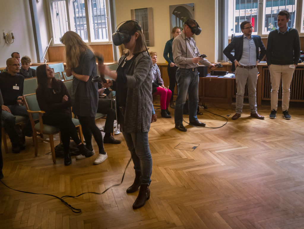 Teilnehmer auf der Roadshow Veranstaltung 2017 in Berlin experimentieren mit VR