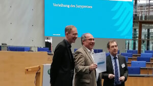 Im Bild: Preisträger Lutz Goertz, mmb Institut und Thomas Hagenhofer, ZFA mit BMBF-Referatsleiter Ingo Ruhmann
