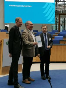 Im Bild: Preisträger Lutz Goertz, mmb Institut und Thomas Hagenhofer, ZFA mit BMBF-Referatsleiter Ingo Ruhmann