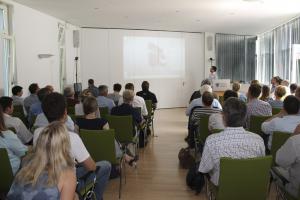 Blick auf das Plenum und die Live-Demonstration im Hintergrund