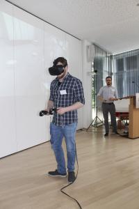 Julian Gaab demonstriert das VR-Autorenwerkzeug