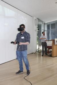 Julian Gaab demonstriert das VR-Autorenwerkzeug