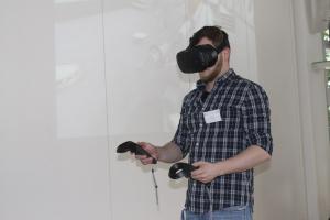 Julian Gaab demonstriert das VR-Autorenwerkzeug
