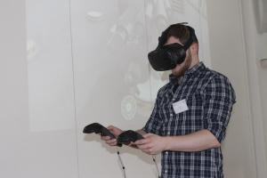 Julian Gaab demonstriert das VR-Autorenwerkzeug