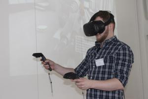 Julian Gaab demonstriert das VR-Autorenwerkzeug