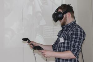 Julian Gaab demonstriert das VR-Autorenwerkzeug