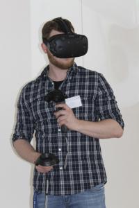 Julian Gaab demonstriert das VR-Autorenwerkzeug