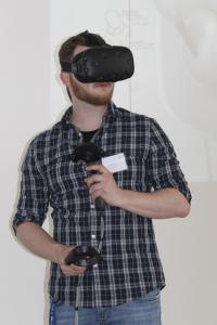 Julian Gaab demonstriert das VR-Autorenwerkzeug