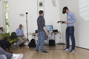 Dustin Raffler und Julian Gaab demonstrieren den Unterricht mit VR