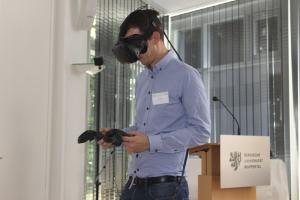 Dustin Raffler und Julian Gaab demonstrieren den Unterricht mit VR