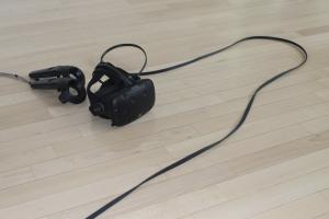 HTC Vive und Controller am Boden abgelegt