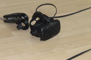 HTC Vive und Controller am Boden abgelegt