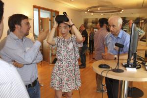 Markt der Möglichkeiten, Teilnehmerin testet die Oculus Rift der TwinC GmbH