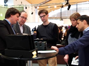 Besucher erkunden die Anwendung